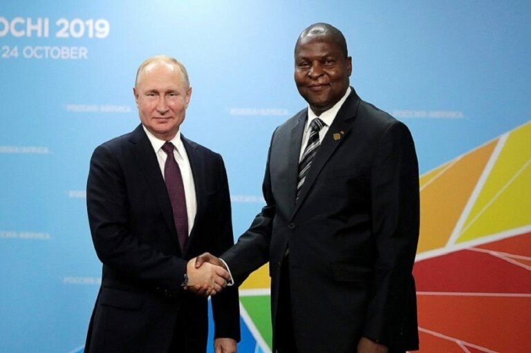 Apoio político O apoio político do Kremlin ao presidente Faustin-Archange Touadéra foi perceptível quando Moscou enviou tropas para “estabilizar o país” pouco depois das eleições que lhe deram um novo mandato, no último dia 27 de dezembro. A tensão pré e pós-eleitoral forçou o deslocamento de 55 mil civis, disse a ONU (Organização das Nações Unidas).