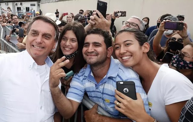 Bolsonaro-em-Cruzeiro-dos-Peixotos-MG-05mar21-by-Alan-Santos-900x570.jpg