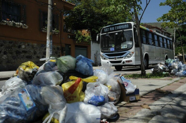 Rio de Janeiro – Apesar de a greve dos garis ter terminado no sábado(8), lixo continua acumulado nas ruas da zona norte da capital (Tânia Rêgo/Agência Brasil)