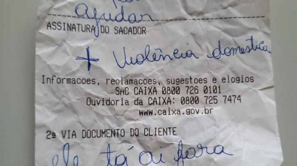 Mulher pede ajuda em agência bancária e é socorrida de cárcere privado no DF: “Ele está aí fora”