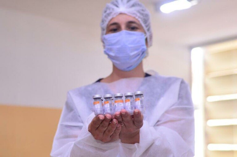 O governador Ronaldo Caiado (Dem) anunciou, na manhã deste sábado (20), a chegada de mais 129 mil doses de vacina contra a Covid-19. São 13,5 mil doses da AstraZeneca e 115,6 mil da CoronaVac, que devem chegar no final desta manhã. Os imunizantes serão usados para aplicação da primeira dose em Goiás.