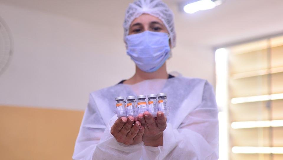 O governador Ronaldo Caiado (Dem) anunciou, na manhã deste sábado (20), a chegada de mais 129 mil doses de vacina contra a Covid-19. São 13,5 mil doses da AstraZeneca e 115,6 mil da CoronaVac, que devem chegar no final desta manhã. Os imunizantes serão usados para aplicação da primeira dose em Goiás.