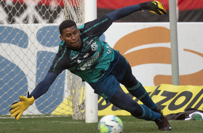 Destaque do Flamengo, o jovem goleiro Hugo Souza... - Veja mais em https://www.uol.com.br/esporte/ultimas-noticias/2020/10/30/hugo-souza-flamengo-buffon.htm?cmpid=copiaecola