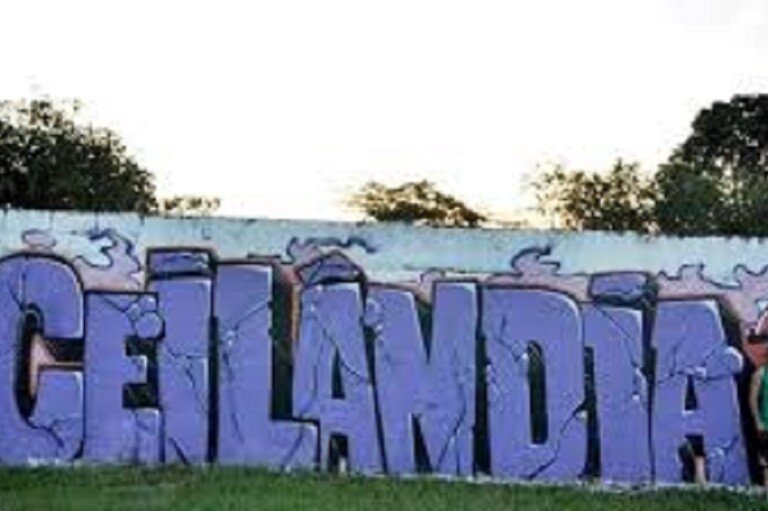 Morador em frente a muro grafitado com o nome "Ceilândia" — Foto: Marcio Mario do Nascimento/VC no G1