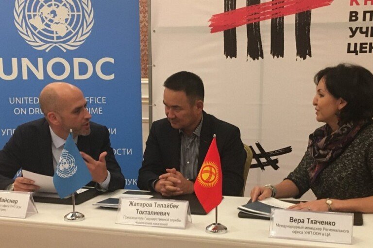 o-especialista-em-reforma-prisional-da-unodc-philipp-meissner-conversa-com-oficiais-do-governo-quirguiz-em-encontro-em-2017-foto-unodc