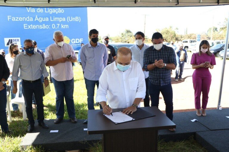 Com a autorização do governador Ibaneis Rocha, o início da obra de pavimentação no acesso entre a DF-055 e a Fazenda Água Limpa será de imediato | Foto: Renato Alves / Agência Brasília