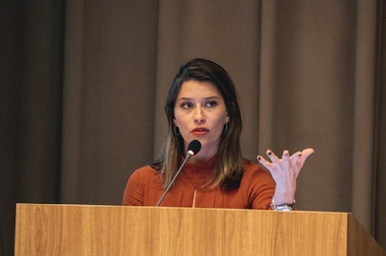 Deputada Júlia Lucy, na tribuna da Câmara Legislativa