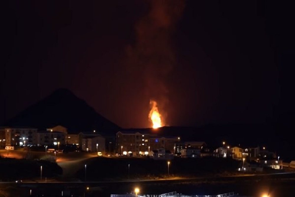 Vídeo: vulcão entra em erupção na Islândia e jatos alcançam 460 metros