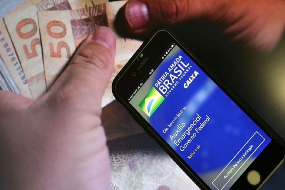 Governo vai prorrogar auxílio emergencial por 3 meses, confirma Guedes