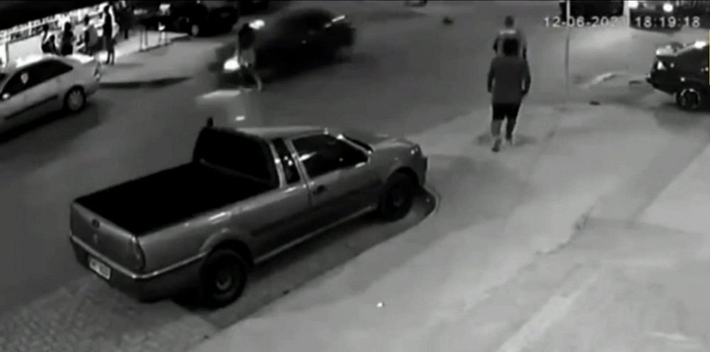 Vídeo: mãe com bebê de colo é atropelada em Águas Lindas