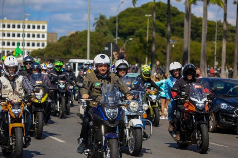 Jair Bolsonaro durante passeio de motocicleta para homenagear o Dia Das Mães, na cidade de Brasília