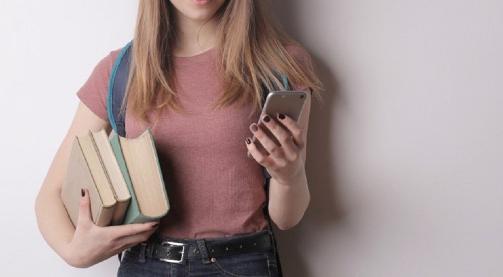 Metade dos brasileiros com celular já leram livros no dispositivo