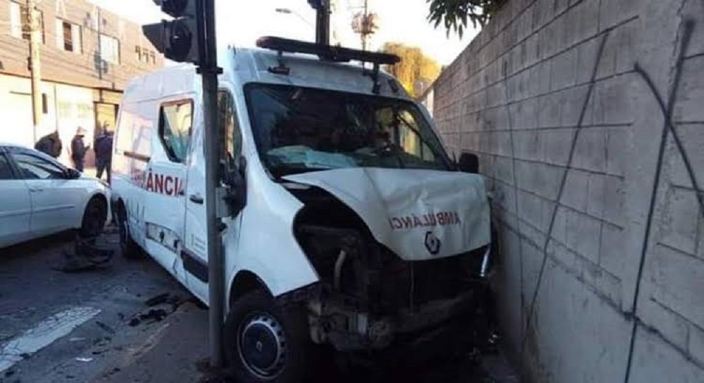 VEJA O VÍDEO – Paciente psiquiátrico surta, rouba ambulância e tenta furar bloqueio da PM