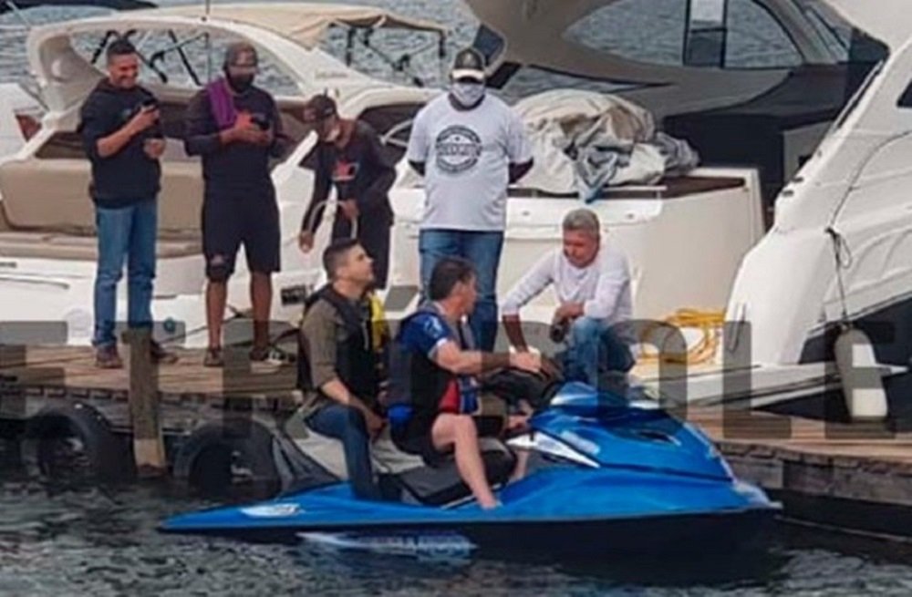 Bolsonaro avalia fazer “motociata aquática” em Florianópolis