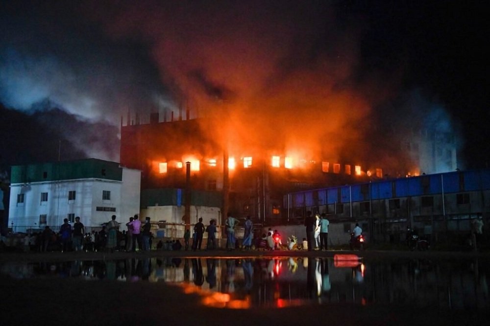 URGENTE!!!-Incêndio em fábrica deixa ao menos 52 mortos em Bangladesh