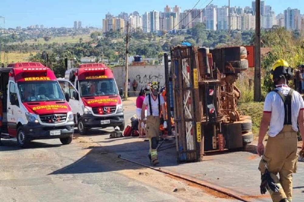 Motorista perde o controle, tomba caminhão e morre no DF