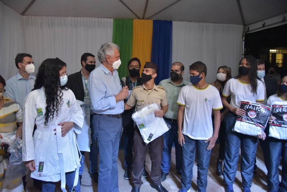 Governo de Goiás entrega kimonos para novo núcleo do Projeto Construindo Campeões, em Posse