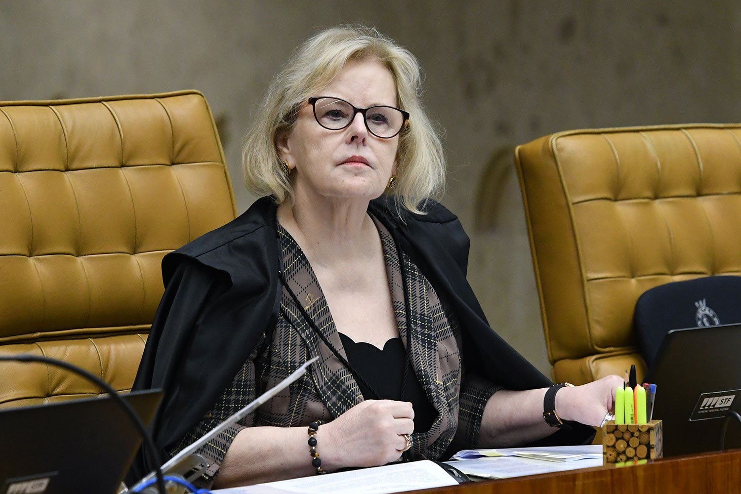 Rosa se diz perplexa por PGR não querer investigar falta de máscara de Bolsonaro