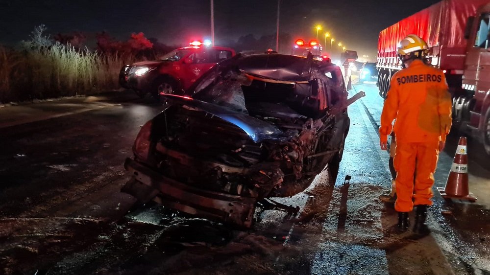 Trânsito -Após forte colisão na DF 001, quatro pessoas sobrevivem