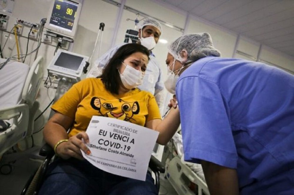Emoção marca o momento da alta de pacientes que venceram a Covid-19 nos hospitais de campanha