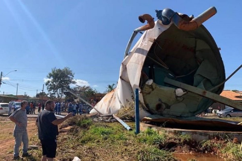 GO: caixa d’água gigante desaba, atinge quatro casas e deixa um ferido