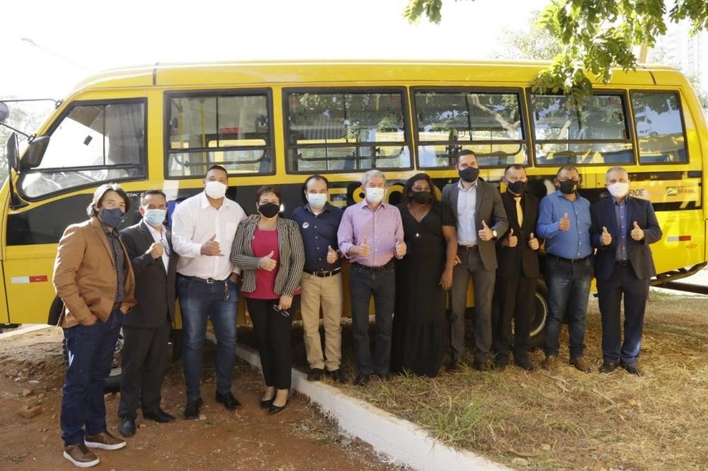 Educação – Valparaíso – GO recebe dois novos ônibus para atender a rede pública de ensino
