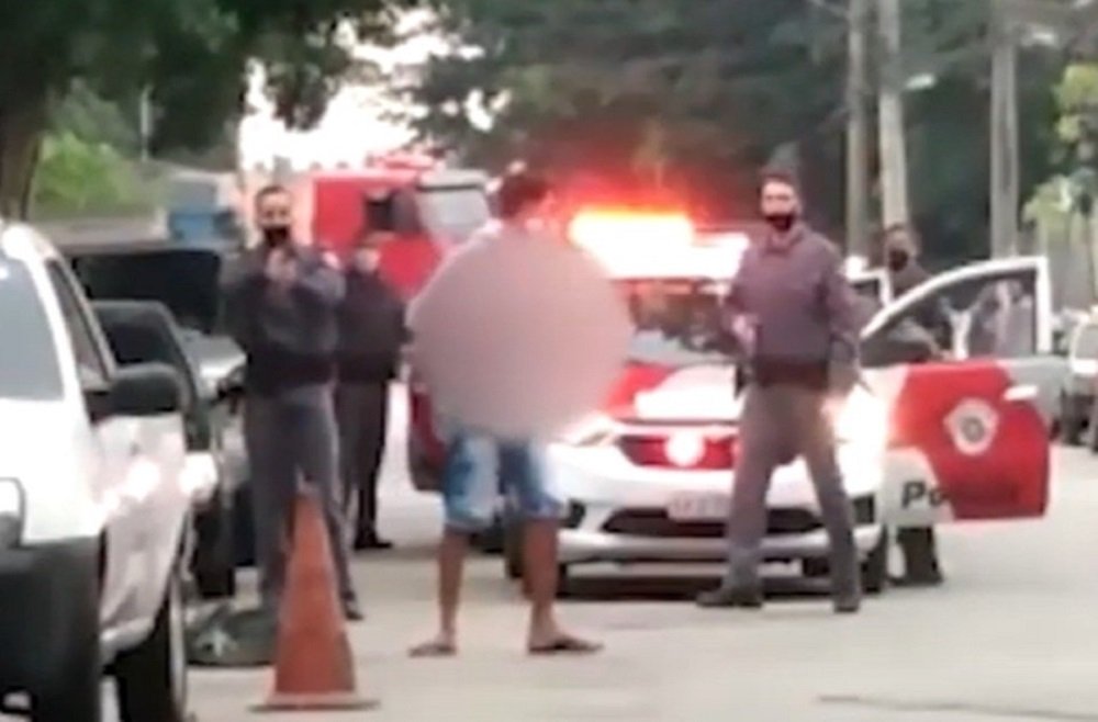 Cenas fortes. Homem é flagrado pela polícia com cabeça decapitada nas mãos