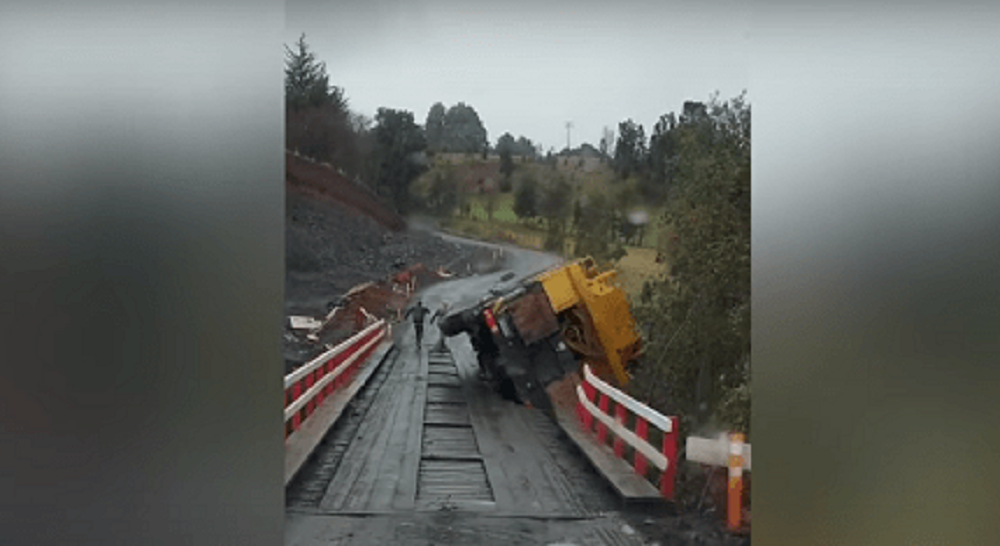 Vídeo – Ponte acaba cedendo e caminhão guindaste cai em rio