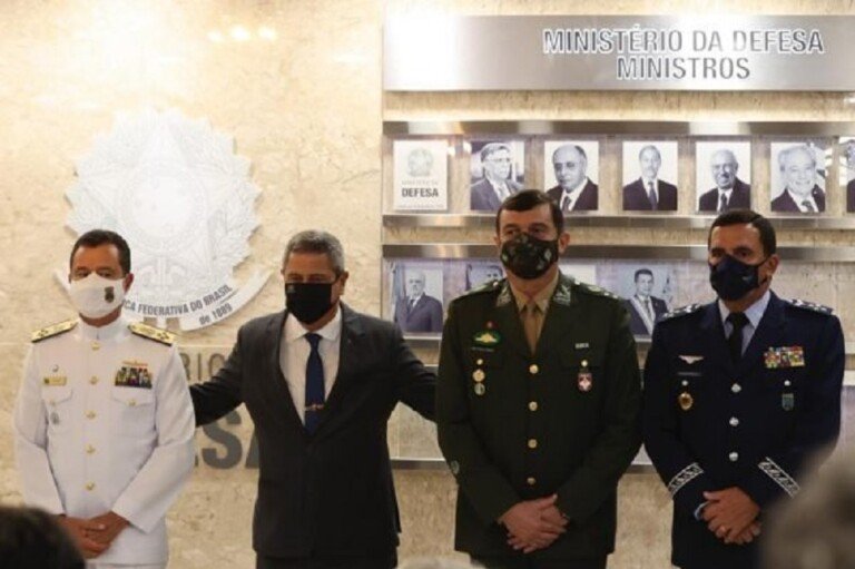 comandantes-das-Forcas-Armadas-e-Braga-Netto-1-600x400
