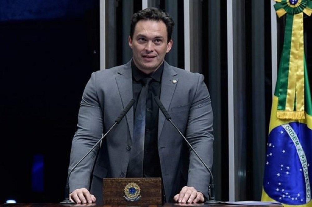 Senador debocha de Joice e diz que agressão foi por traição ou droga