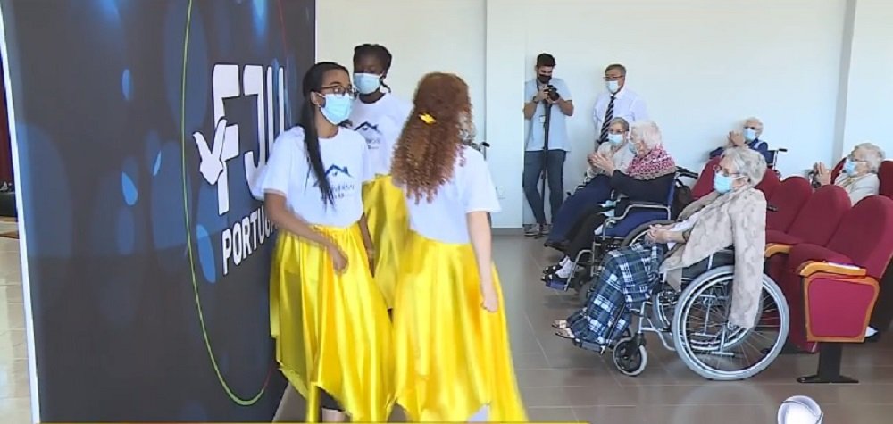 Grupo Jovem Lar de idosos recebe visita e doação de fraldas em Portugal