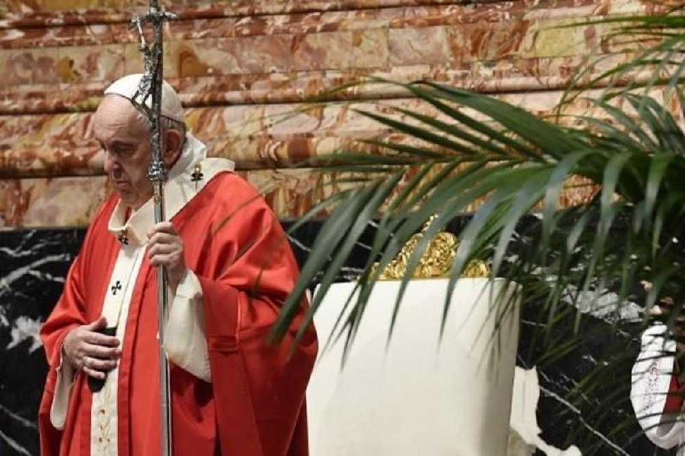 Papa Francisco é internado e passa por cirurgia no intestino