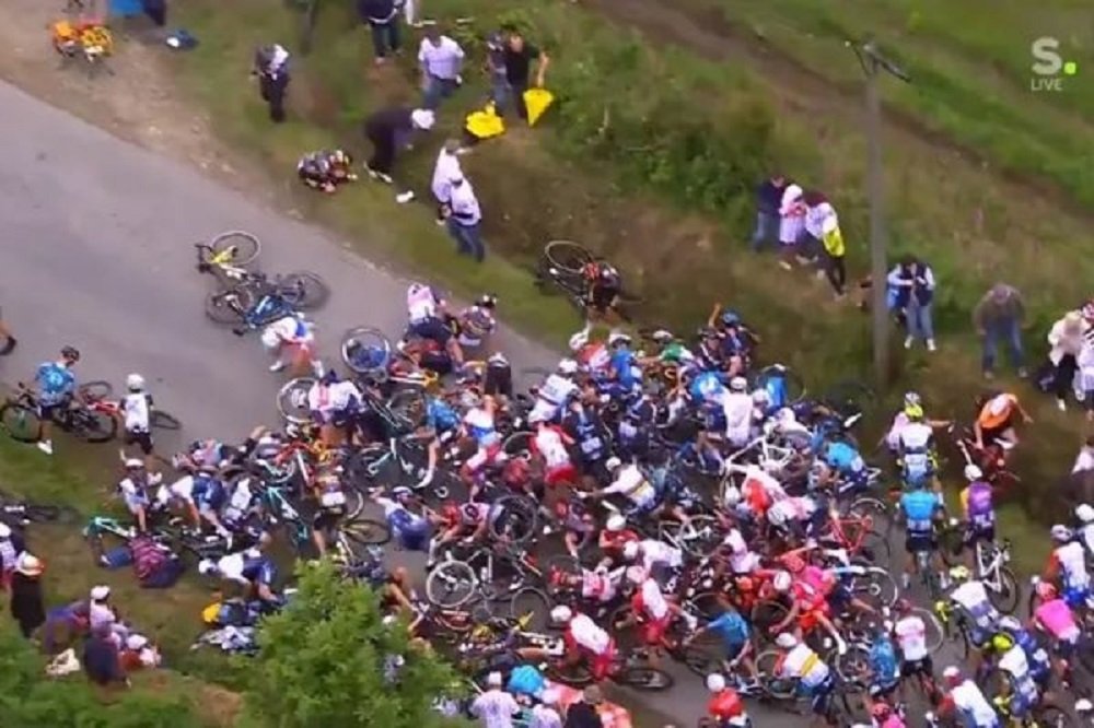Mulher é presa após causar acidente com 50 ciclistas no Tour de France