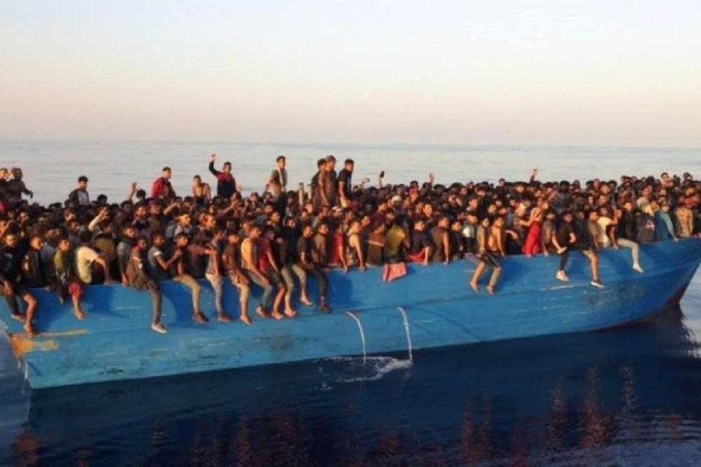 A impactante imagem de 500 migrantes ‘transbordando’ de barco encontrado perto da Itália