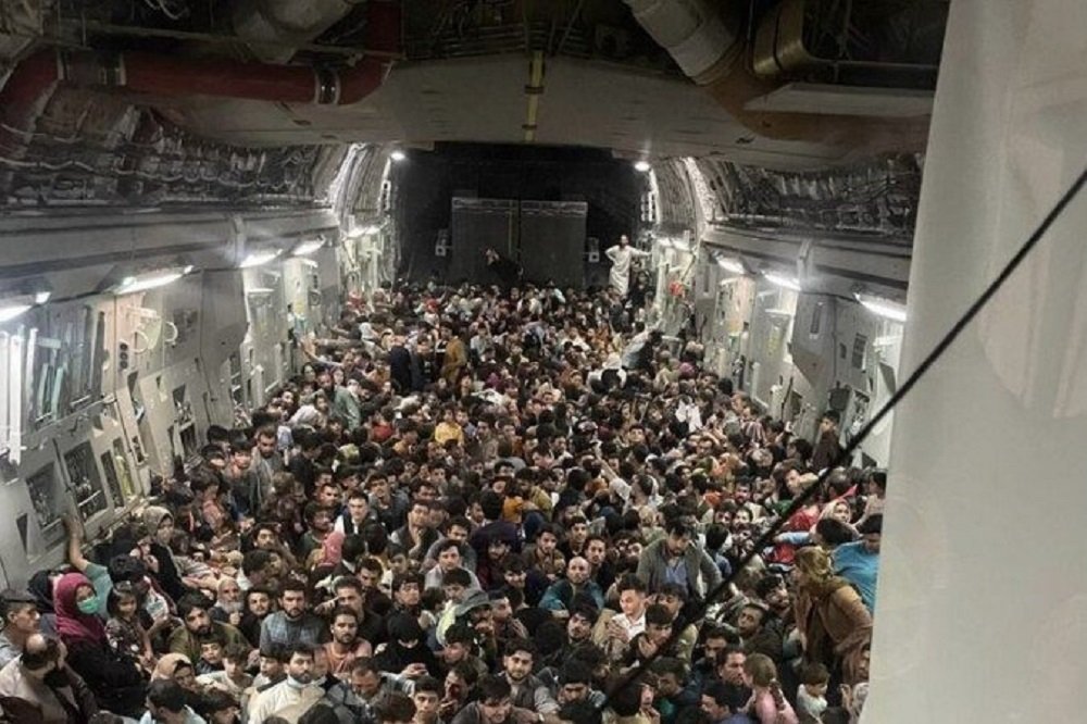 Avião para 100 passageiros decolou de Cabul com mais de 600 pessoas a bordo
