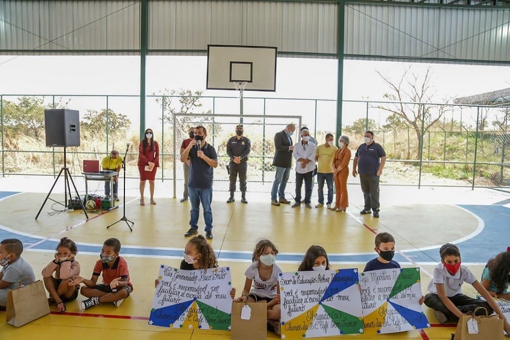 Recursos destinado pelo Deputado Martins Machado –  Escola Classe do Café sem troco ganha nova quadra Poliesportiva