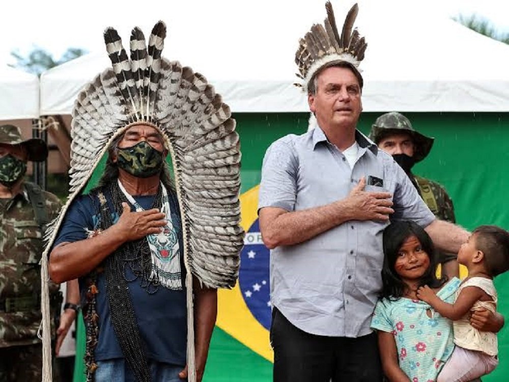 Emocionante: Bolsonaro publica vídeo de crianças indígenas cantando o hino nacional, com a bandeira do Brasil; VEJA VÍDEO