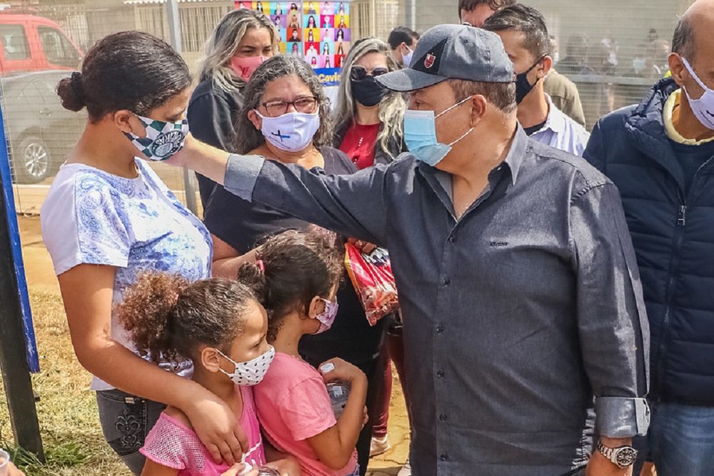 Ibaneis inaugura Cras no Sol Nascente e promete convocar concursados