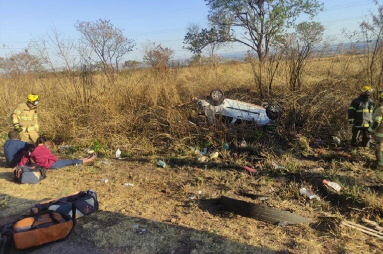 Carro-colide-contra-parada-de-onibus-e-duas-pessoas-morrem-no-DF-3