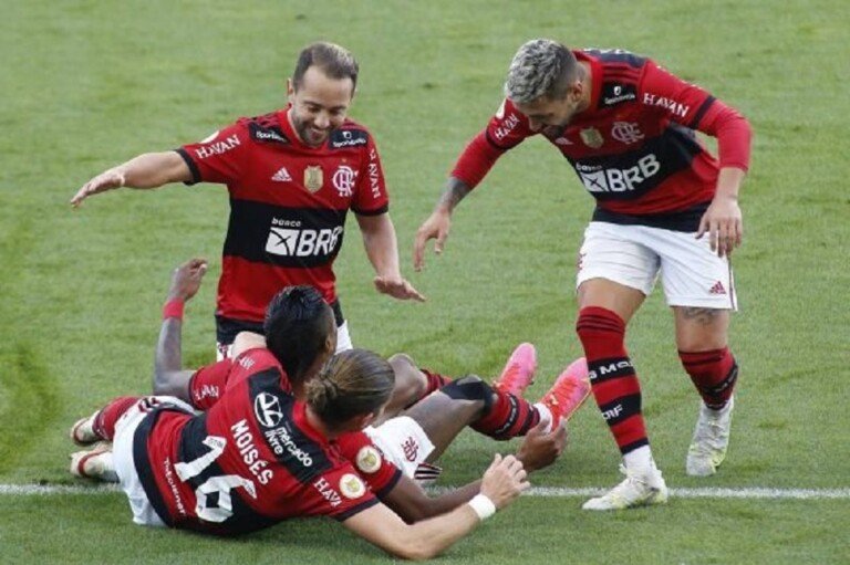 Flamengo-comemorando-600x400