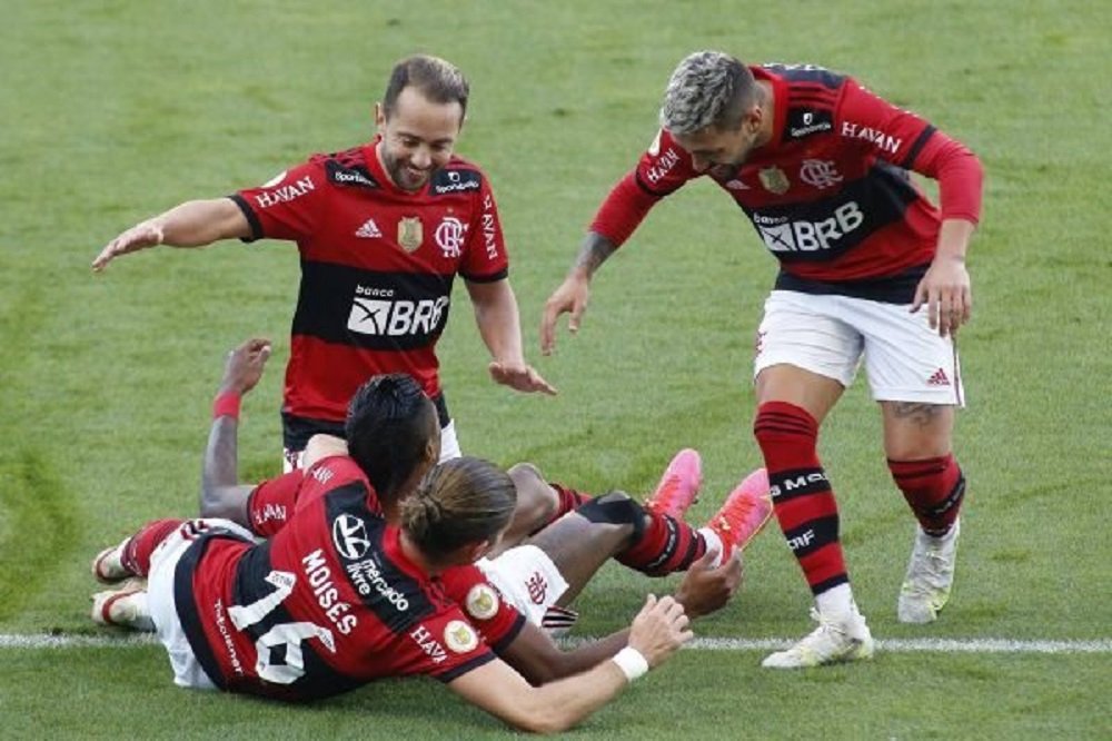 Flamengo faz 3 x 1 sobre o Corinthians e segue invicto com Renato Gaúcho