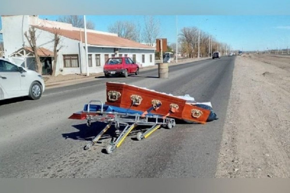Foto de caixão aberto no meio de rodovia na Argentina agita a internet