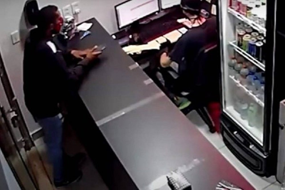 Vídeo: motoboy furta celular de funcionário de restaurante em Águas Claras
