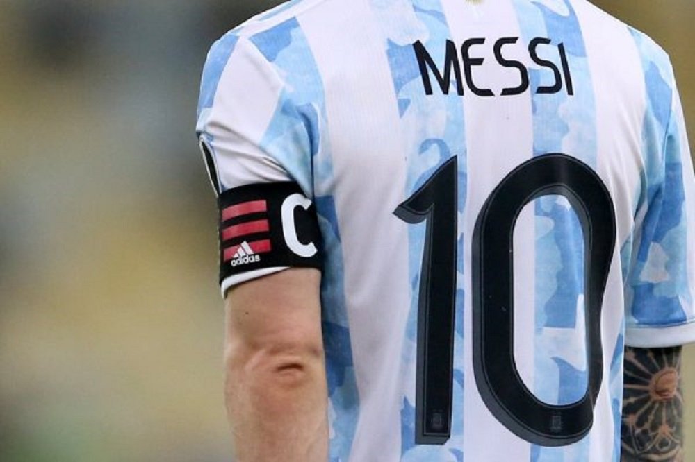 Pai e empresário de Messi confirma acordo do atacante com o PSG