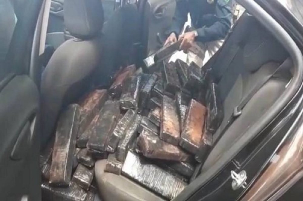 Vídeo: PRF sente cheiro de maconha e encontra 312 kg da droga em carro na BR-060, no Recanto das Emas