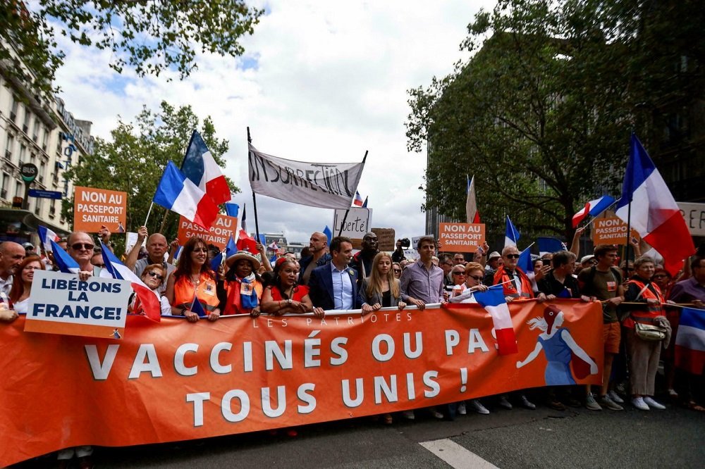 França tem novo dia de protestos contra passaporte da vacina