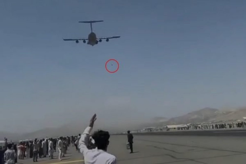 Pessoas caem de avião ao tentar fugir do Afeganistão. Veja o vídeo