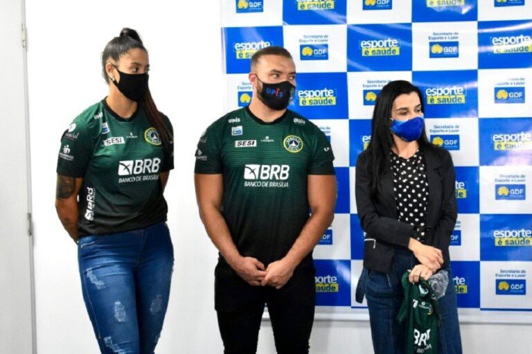 A oposta Ariane Helena, o líbero Matheus Martins e a secretária de Esporte e Lazer, Giselle Ferreira | Foto: Divulgação/Secretaria de Esporte e Lazer