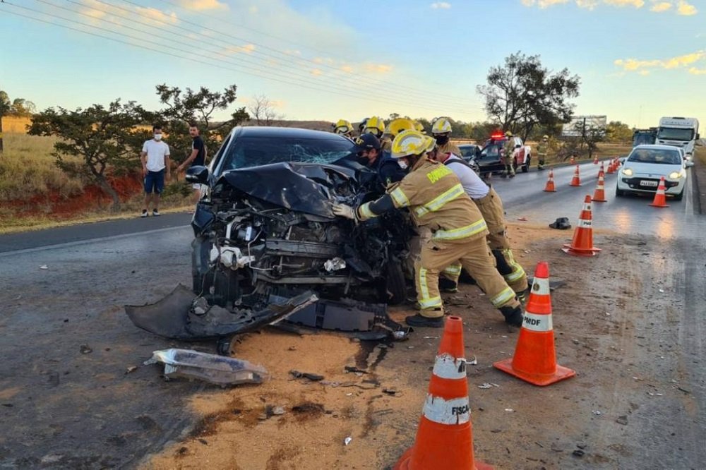 Grave acidente entre carros e ônibus interdita trecho da BR-020 no DF