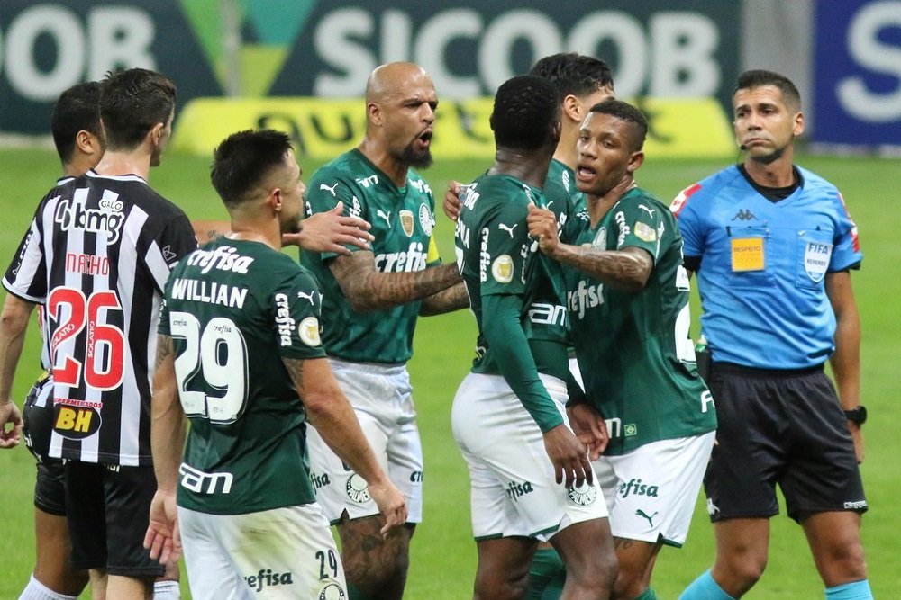 Árbitro justifica expulsões do Palmeiras em súmula e cita “protesto acintoso” de Abel
